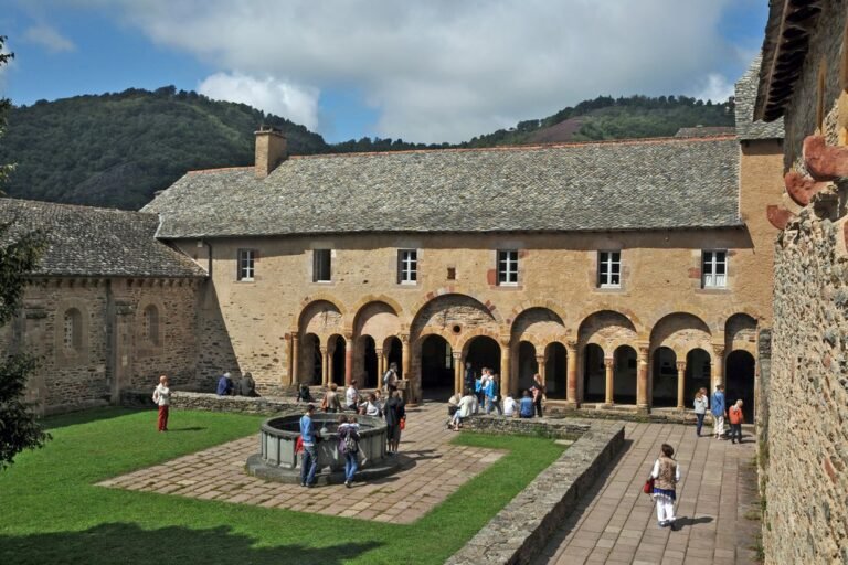 Joyau De L Art Roman L Abbaye Sainte Foy De Conques En Aveyron